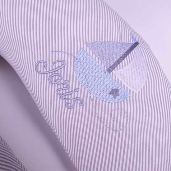 Nackenkissen Streifen grau inkl. Stickerei "Segelboot/Name"