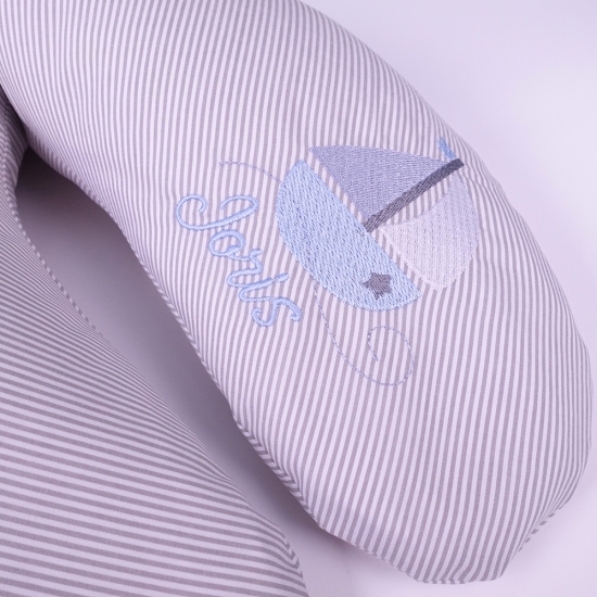 Nackenkissen Streifen grau inkl. Stickerei "Segelboot/Name"