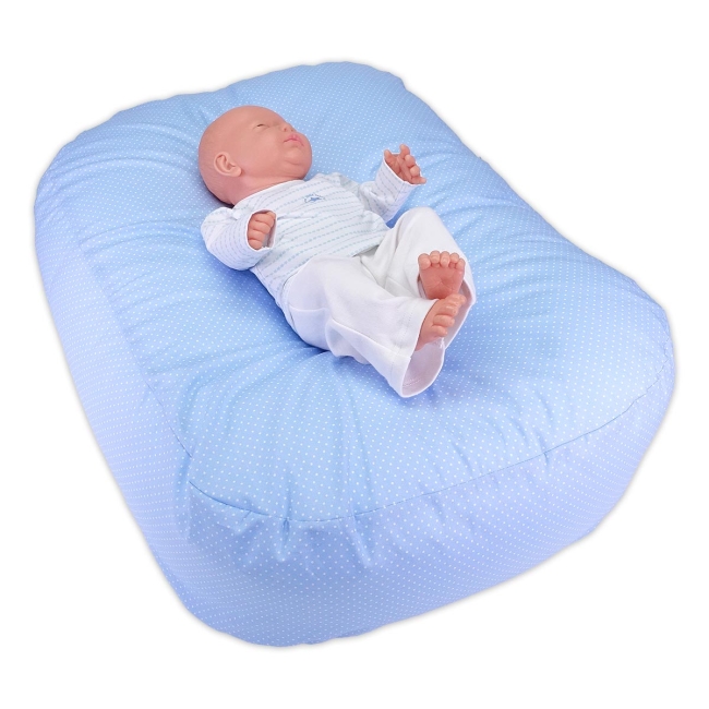 Babynest-Kuschelkissen hellblau mit kleinen weißen Punkten