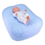Babynest-Kuschelkissen hellblau mit kleinen weißen Punkten